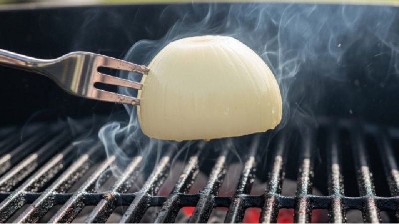 Recheio do lombo é composto por camadas de cebola, queijo e cogumelos. (créditos: Reprodução/Youtube Receitas Fáceis e Deliciosas)